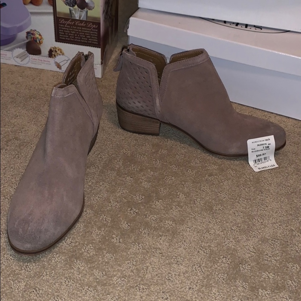 NEVER WORN tan booties